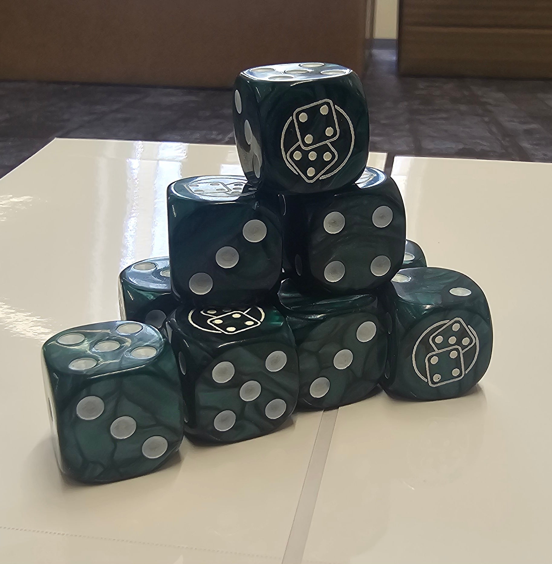 10 x Green / White Bugle Bat Reps Dice
